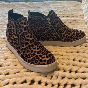 Ankle high leopard shoes